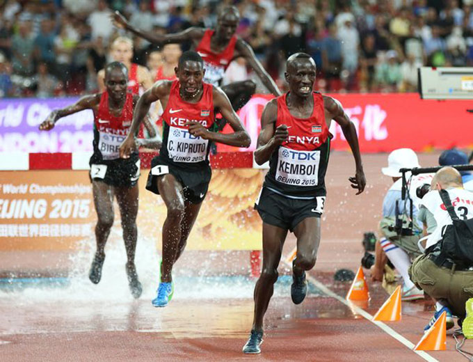 Kemboi và ba đồng hương Kenya dẫn đầu cuộc thi.