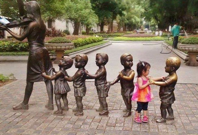children-who-know-how-to-take-pictures-with-monuments-14_resize