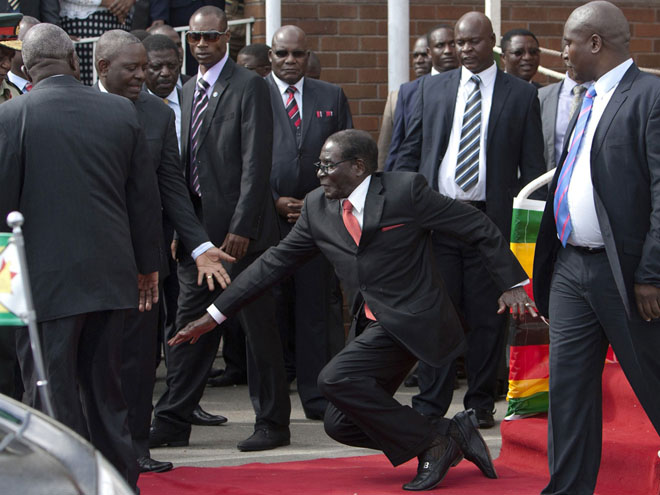 Ông Mugabe vấp ngã trên thảm đỏ