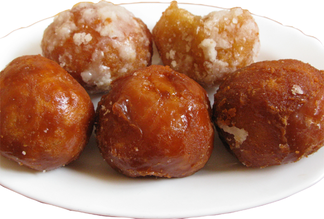 Bánh cam, một thứ donut Việt có nhiều phiên bản. Phiên bản trong các xóm nghèo ở Sài Gòn thường có phết lớp đường caramel ở ngoài vỏ. Ảnh: TL 