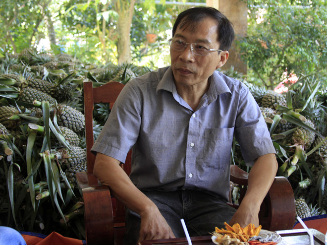 Ông Võ Phát Triển nói về mẻ sấy đầu tiên trong lò nhỏ của gia đình trước khi làm nhà máy ở huyện Thanh Bình, tỉnh Đồng Tháp. Ảnh: H.L 