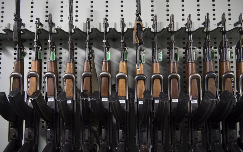 AK-47, hàng tiêu dùng thương hiệu Nga của quân tấn công khủng bố. Ảnh: AFP