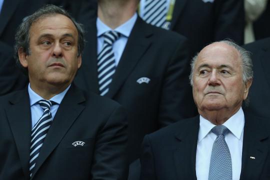 Sepp Blatter (phải) và Michel Platini.
