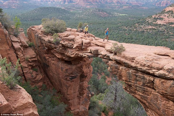 Cây cầu hiểm trở này là cầu tự nhiên được hình thành từ một khối đá khổng lồ trong khu bảo tồn thiên nhiên ở Sedona, Arizona, Mỹ.