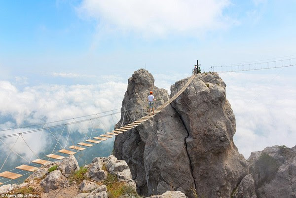Cây cầu ở vùng núi Ai-Petri trên bán đảo Crimea, Ukraine. 