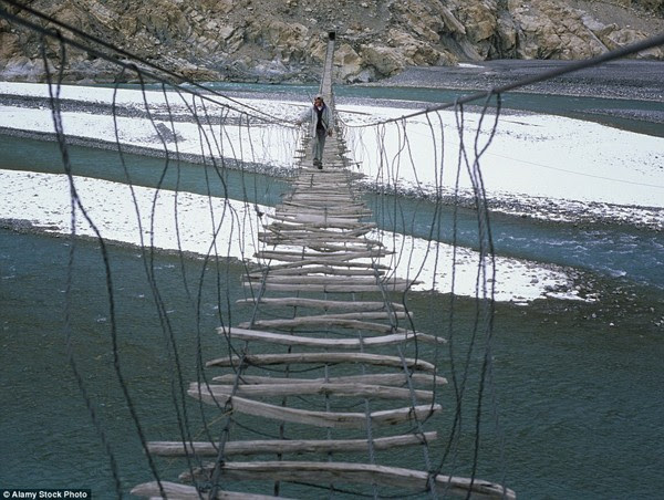 Cầu treo Hussaini bắc qua sông Hunza, vùng núi Karakoram, Pakistan.