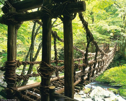 Cầu treo ở đảo Shikoku, Nhật Bản.