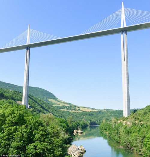 Cầu Millau Viaduct ở Pháp.