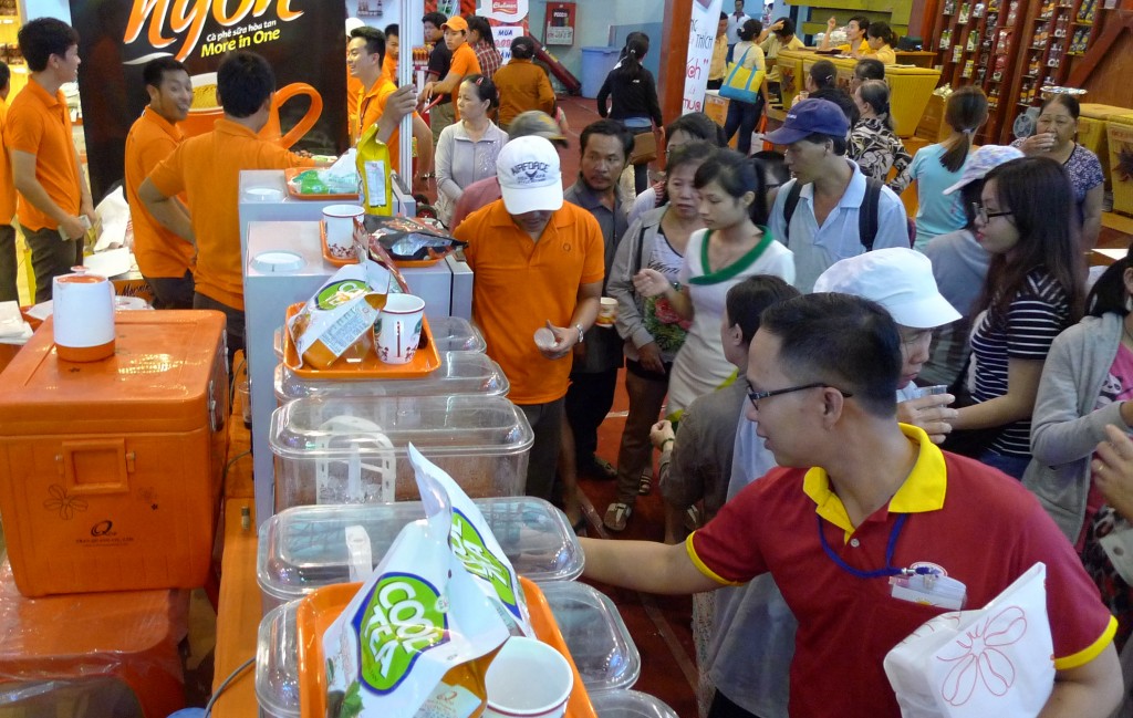 Nhộn nhịp mua sắm tại một hội chợ Hàng Việt Nam chất lượng cao. Ảnh: K.V