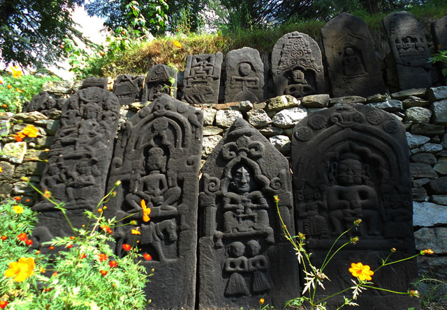 Ngàn năm đá vẫn chưa mòn - những dấu xưa trong vườn nghệ thuật Nicholas Roerich ở Naggar.
