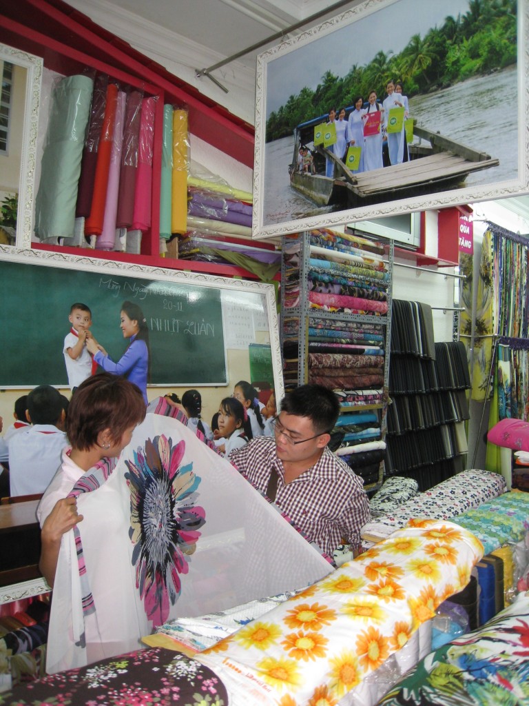 Vải áo dài là sản phẩm thường bán chạy dịp ngày nhà giáo 20.11