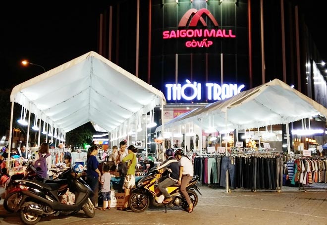 Những dãy lều bán hàng trước Saigon Mall