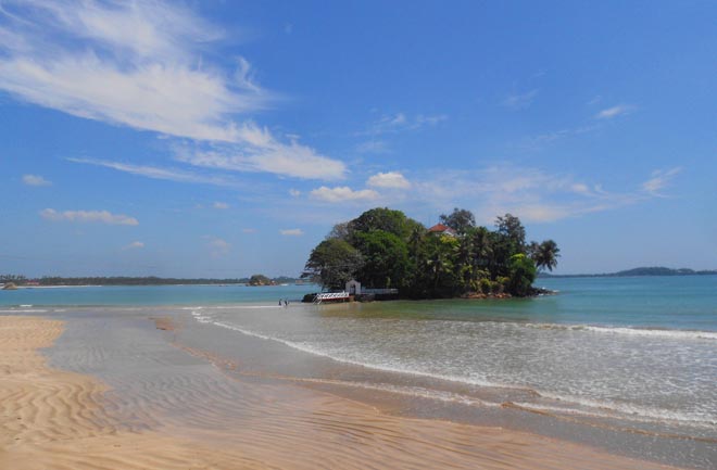 Đảo nhỏ kề bên biển, như Hòn Đỏ ở Nha Trang mình - dù triều chưa cạn vẫn có 2 người lội biển sang thăm.