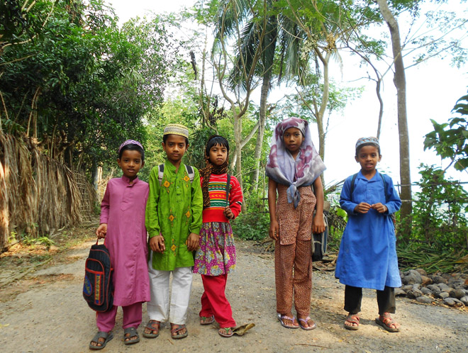 Lũ trẻ quê Bagerhat đi học về, áo quần thôi là cứ sắc sắc màu màu. 