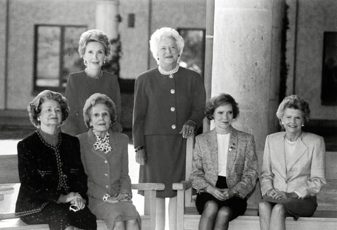 Các cựu đệ nhất phu nhân (từ trái): Nancy Reagan, Barbara Bush (hàng đứng), Bird Johnson, Pat Nixon, Rosslyn Carter, Betty Ford (hàng ngồi)