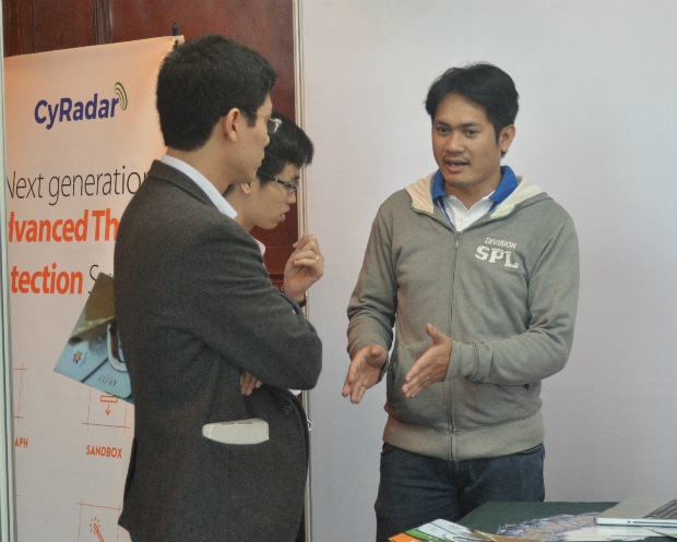 Anh Nguyễn Xuân Quang (ban công nghệ FPT) giới thiệu cho khách hàng về CyRadar và các ứng dụng bảo mật mà FPT đang nghiên cứu.