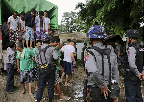 Cảnh sát Myanmar dẫn giải những kẻ chặt rừng trái phép người Trung Quốc
