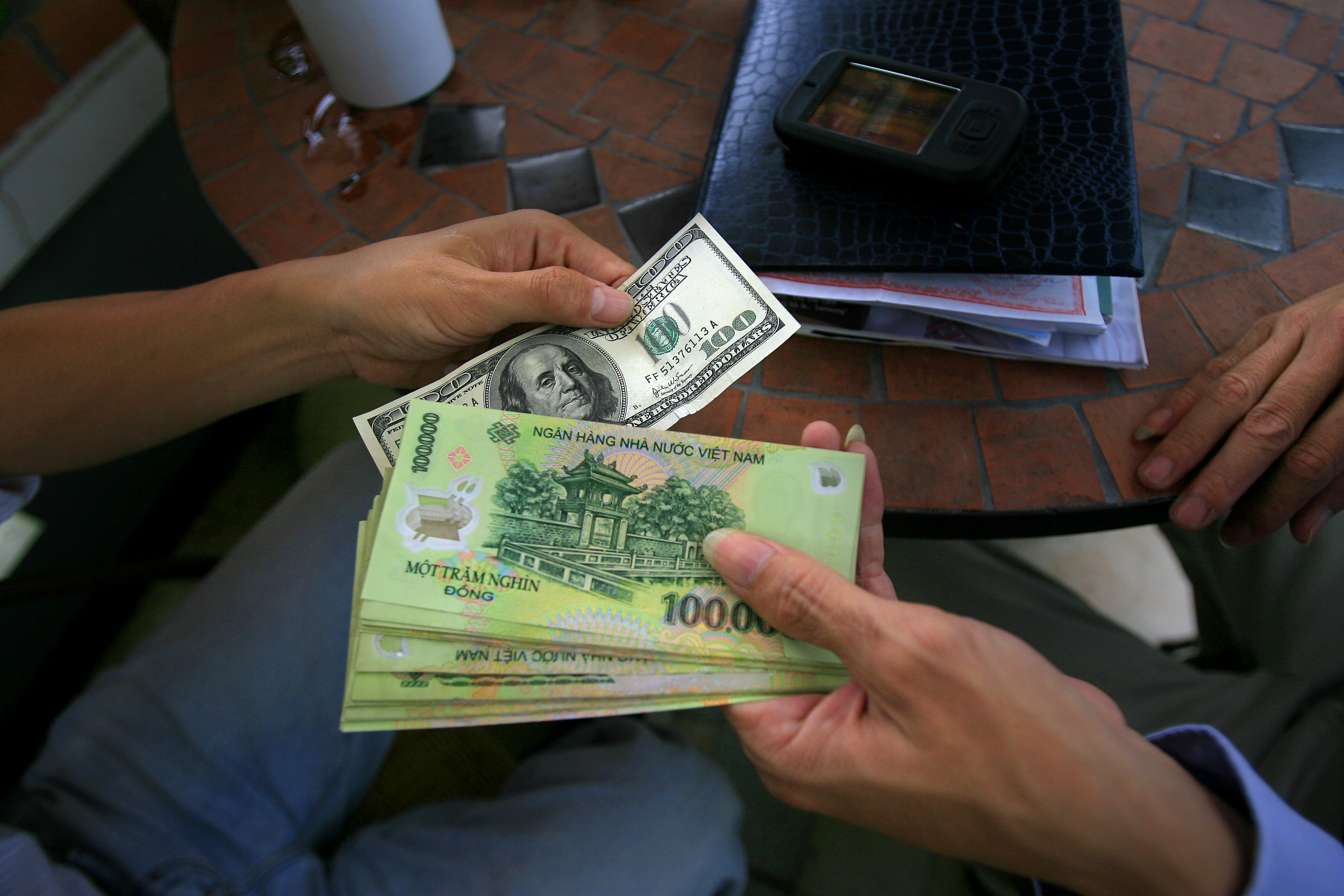 Doanh nghiệp Việt Nam vẫn thích chịn USD trong giao thương quốc tế. Ảnh: Lê Quang Nhật