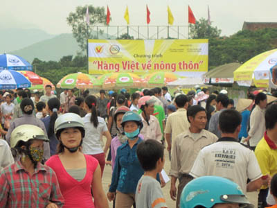 Cảnh mua sắm đông đúc của người dân trong một phiên chợ hàng Việt về nông thôn