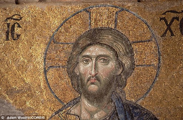 Giêsu có thể được minh hoạ như là một người đàn ông da trắng với tóc dài, suôn, màu nâu nhạt trong nhiều tác phẩm nghệ thuật tôn giáo, một bức hoạ mosaic ở Istanbul, Thổ Nhỉ Kỳ.