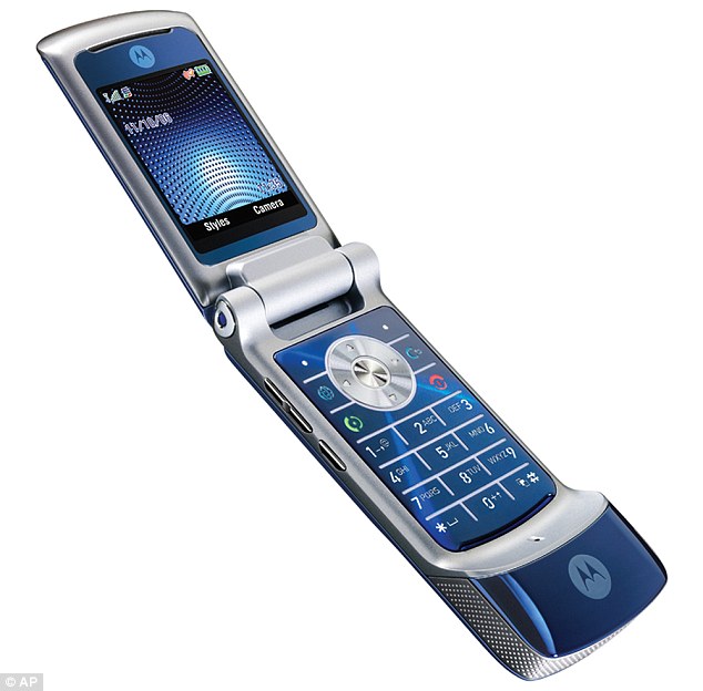 Năm 2004, Motorola mua lại máy Razr V3 tạo nên một hiện tượng thị trường khổng lồ nhờ dáng thanh mảnh và màn hình thêm cực nhỏ phía trên nắp đậy của điện thoại. Hãng khoa trưởng độ phân giải của máy là 176 x 220 pixel hoặc 129 pixel PPI – một bước tiến lớn và gấp 9 lần độ phân giải của Nokia 5110.