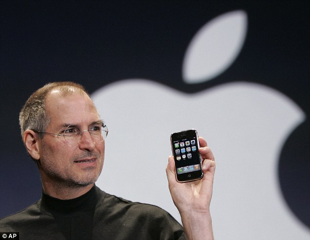 Ngày 9.1.2007, Steve Job công bố chiếc iPhone đầu tiên (ảnh). Nó có một nút home và màn hình Multi-Touch với độ phân giải 320 x 480 pixel hoặc 163 PPI. Gấp 38 lần độ phân giải của màn hình Nokia.