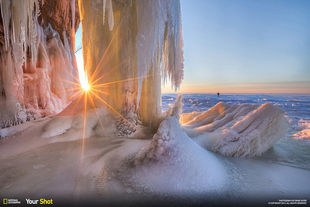 Thành viên Your Shot của National Geographic Ernie Vater chụp bức ảnh này dọc những bờ đóng băng của hồ Lake Superior tại bờ hồ Lake Shore của quần đảo Apostle gần Bayfield, bang Wisconsin.
