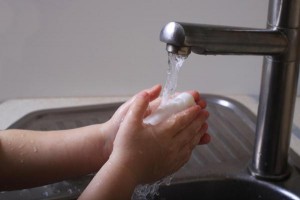 Xà phòng và nước là phương pháp rửa vết thương thông dụng trước khi phẫu thuật cũng như khi bị thương ở nhà. Tuy nhiên, khác với nhiều vẫn nghĩ, một nghiên cứu mới cho thấy nước muối lại tốt hơn!