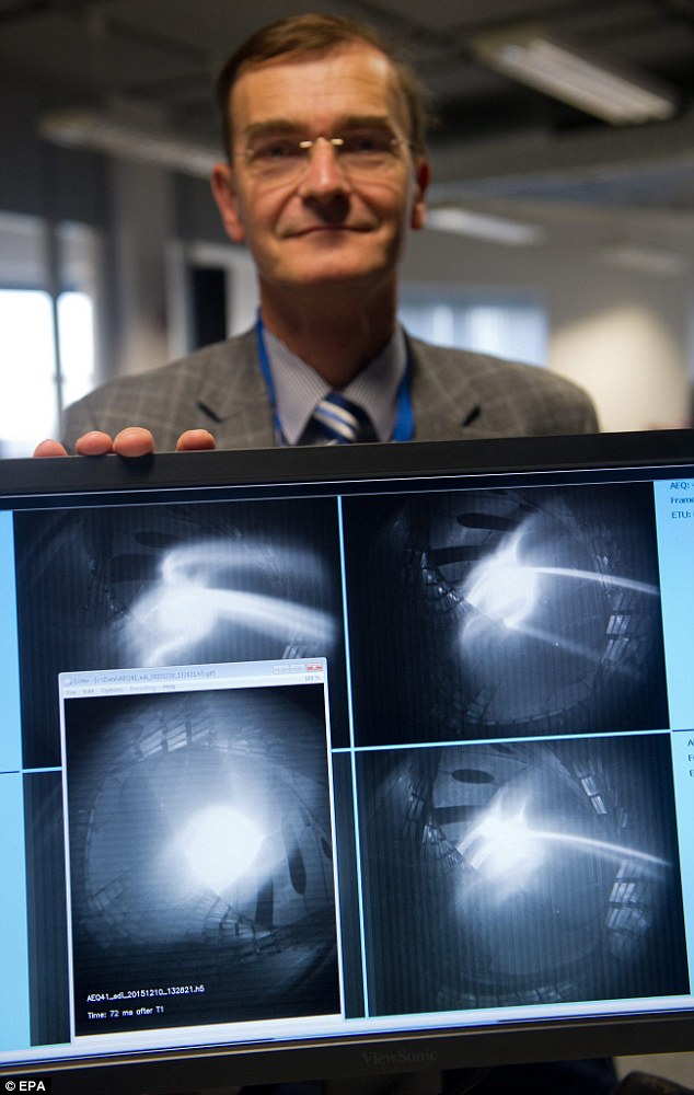 Giám đốc kỹ thuật Hans-Strphan Bosch với các hình ảnh máy tính cho thấy dòng plasma đầu tiên từ trung tâm nghiên cứu tan chảy hạt nhân “Wendelstein 7-X”.