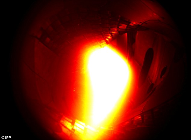 Plasma đầu tiên trong Wendelstein 7-X gồm helium và đạt đến một nhiệt độ khoảng một triệu độ C.