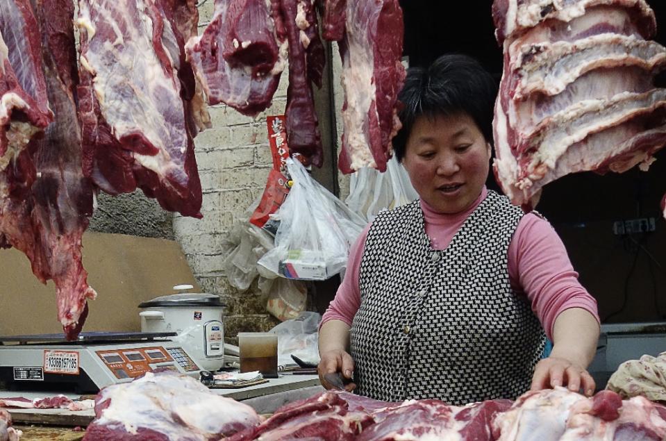 Hiện nay, Từ tìm cách trở thành người đầu tiên trên thế giới cung cấp bò nhân bản, loại siêu bò sẽ giống hệt nhau về di truyền mà ông hứa hẹn sẽ không kém gì thịt bò Kobe. Điều đó cho phép các lò mỗ “ít phải giết hơn và sản xuất nhiều hơn” đáp ứng nhu cầu bùng phát giới trung lưu của Trung Quốc. Ảnh: AFP