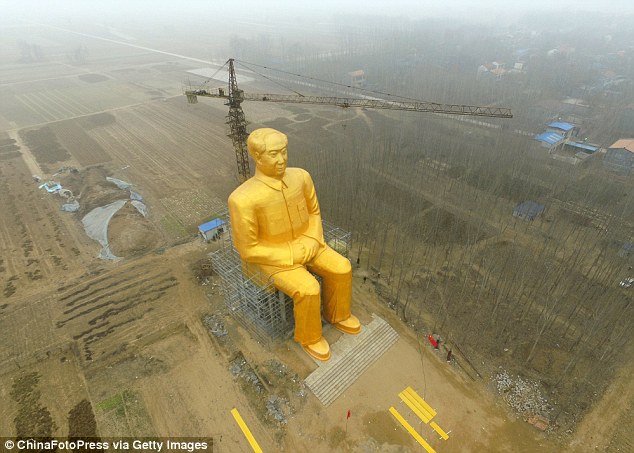 Bức tượng chủ tịch Mao bằng vàng mất chín tháng và hơn 454 ngàn USD để xây dựng tại tỉnh Hồ Nam.