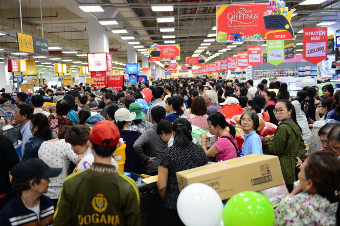 Không có chỗ chen chân trong ngày siêu thị Emart (Hàn Quốc) mở cửa hoạt động 28/12 tại TPHCM. Ảnh: Tuổi Trẻ