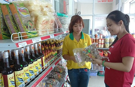 Khách đang mua đặc sản tại một cửa hàng trên đường Điện Biên Phủ, quận 1, TP.HCM. Ảnh: PLO/QUANG HUY