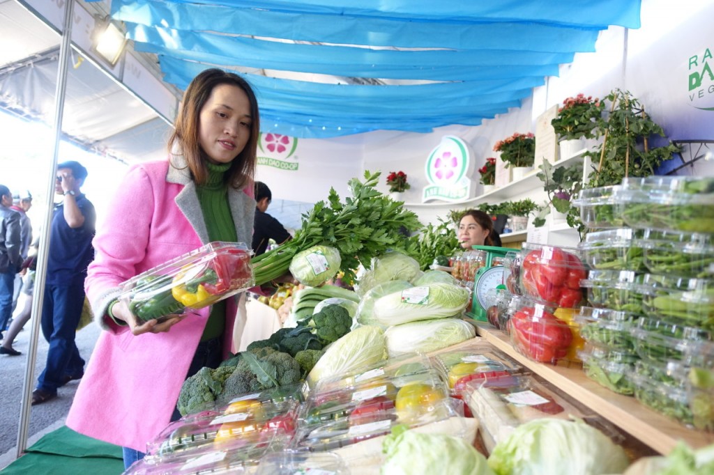 Những gian hàng nông sản Đà Lạt trên đường Nguyễn Văn Cừ là một góc phơi lộ Đà Lạt về đặc sản. Ảnh: TL