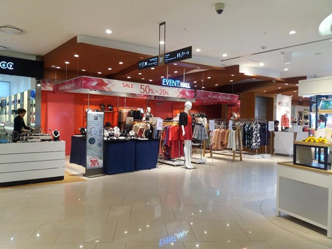 Dù giảm giá sâu đến 50% nhưng rất nhiều quầy hàng trong trung tâm thương mại Lotte vẫn có lấy một khách đến xem hàng, Ảnh: infonet