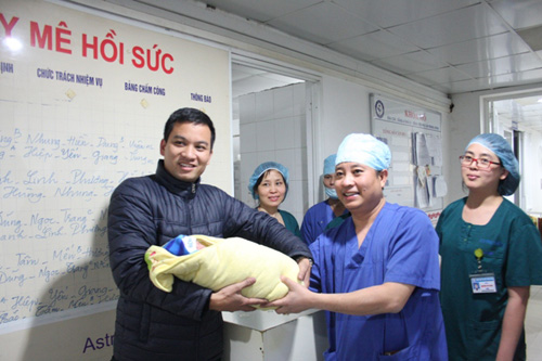Đồng hồ chỉ 00h06 phút ngày 8.2 (Tức 1.1.2016 Âm Lịch), Tiến sĩ Vũ Văn Du cùng kíp mổ đã đón trẻ sơ sinh đầu tiên của năm 2016 tại Bệnh viện Phụ sản TƯ.