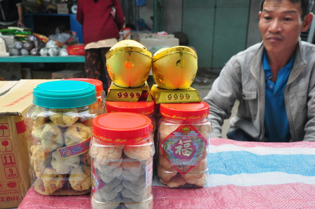 Món bánh thửng, bánh mì xốp - một trong những đặc sản không thiếu ở các chợ quê Quảng Ngãi.