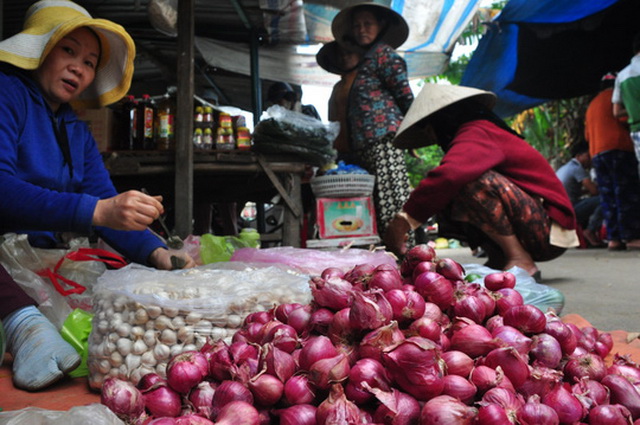 Hành, tỏi - đặc sản Lý Sơn được bày bán tại nhiều chợ quê trong những ngày giáp Tết