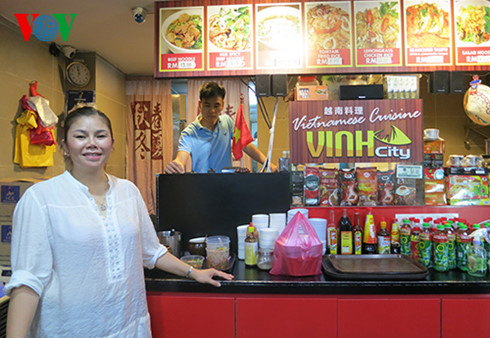 Chị Dương Thị An tại nhà hàng của mình ở Sungai Wang Plaza, Kuala Lumpur, Malaysia.