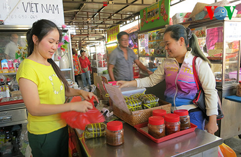 Chị Dung bán bánh cho người Việt đón Tết cổ truyền.