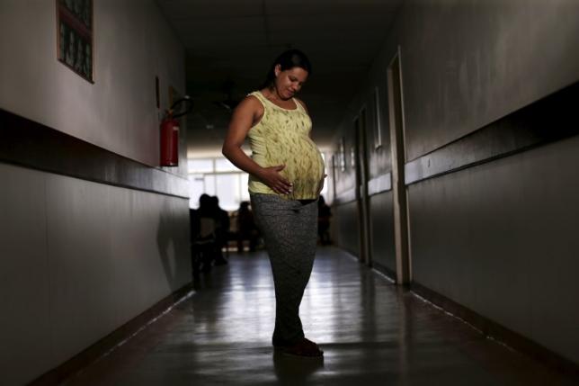 Khi một trong hai người có dấu hiệu nhiễm virus Zika, Cơ quan kiểm soát và phòng ngừa dịch bệnh (CDC) Hoa Kỳ đề nghị các cặp vợ chồng phải trì hoãn ngay kế hoạch mang thai nếu không muốn cho ra đời những trẻ có nguy cơ khuyết tật.