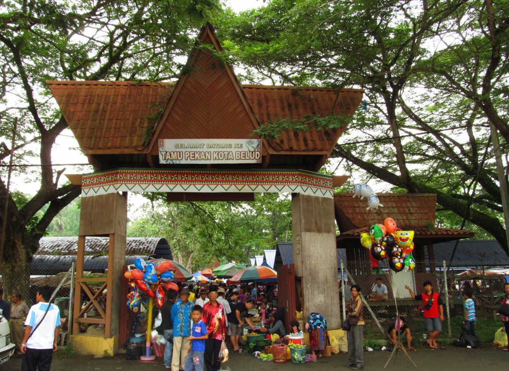 1. Chợ phiên Kota Belud với cổng chợ gợi nhớ Tây Nguyên mình.