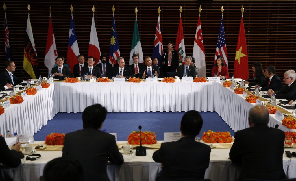 U.S. President Barack Obama (C) meets with the leaders of the Trans-Pacific Partnership (TPP) countries in Beijing November 10, 2014. Leaders have gathered in Beijing for the Asia Pacific Economic Cooperation (APEC) summit. Obama will also travel to Myanmar and Australia during his week-long trip to Asia. REUTERS/Kevin Lamarque (CHINA - Tags: POLITICS BUSINESS) - RTR4DI8H