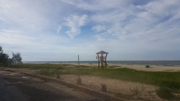 Không giống như mùa hè trước, năm nay bãi biển Cửa Việt chiều hè tháng 6 vắng lặng- Ảnh: Hồ Trần