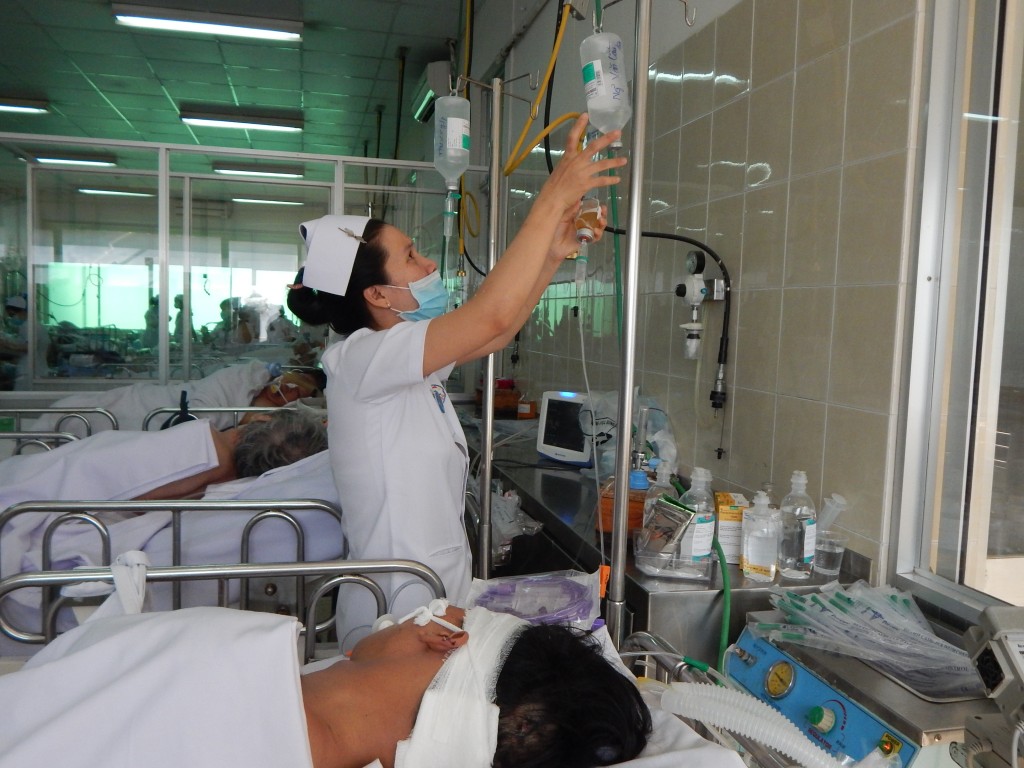 Một tuần sau khi clip một nhân viên bệnh viện K (Hà Nội) nhận phong bì được tung lên mạng, dư luận vẫn trông chờ sự lên tiếng rõ ràng của bộ Y tế, không thể mập mờ đúng sai bằng cách đổ lỗi cho “đời sống nhân viên y tế thấp” hoặc “văn hóa biết ơn của người Việt”.