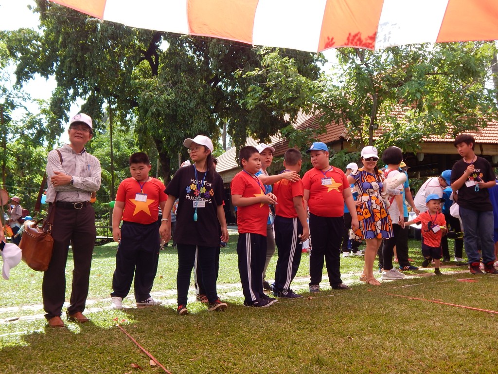 Sáng ngày 3/6/2016, tại khu du lịch Văn Thánh TPHCM, hàng trăm trẻ tự kỷ của 9 trường chuyên biệt trên địa bàn đã có một ngày hội thao thân thiện vui vẻ, hoạt động có ích cho trị liệu cũng như giúp trẻ tự kỷ hòa nhập với cộng đồng.