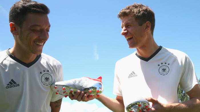 Mesut Oezil (trái) và Thomas Mueller với giày bóng đá mới nhãn Adidas ở Euro 2016.