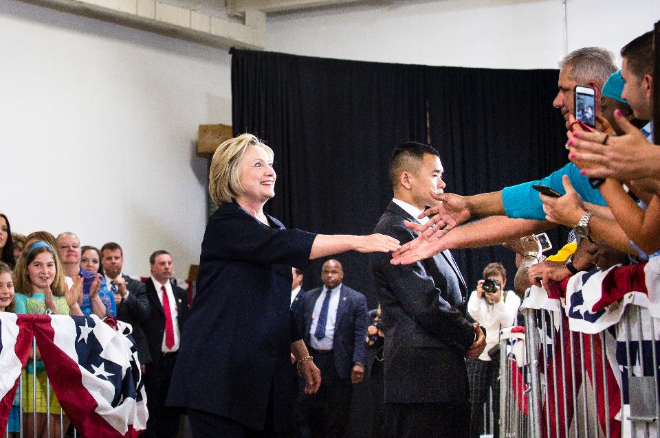 Ứng viên tổng thống đảng Dân chủ Hillary Clinton bắt tay những người ủng hộ bà trong một cuộc vận động tại Trung tâm đổi mới công nghiệp Cleveland, hôm 13.6. Ảnh: TL