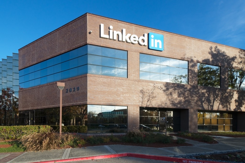 LindkedIn đang được Microsoft thương lượng mua lại với giá có thể là 26,2 tỷ USD bằng tiền vay để né thuế.